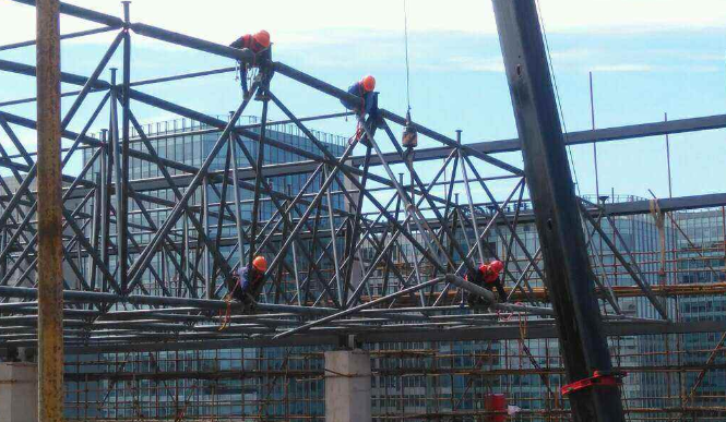 青岛论网架装配施工中搭设脚手架应当留神的事故